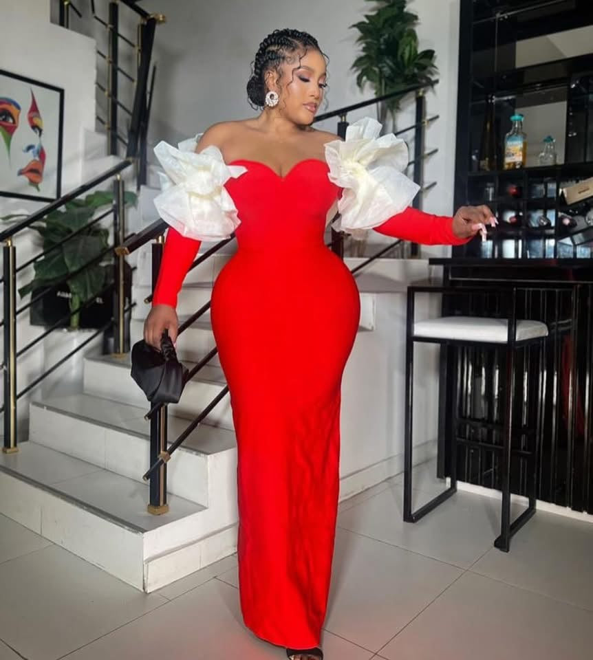 Robe longue de soirée moulante avec manches décoratives florales