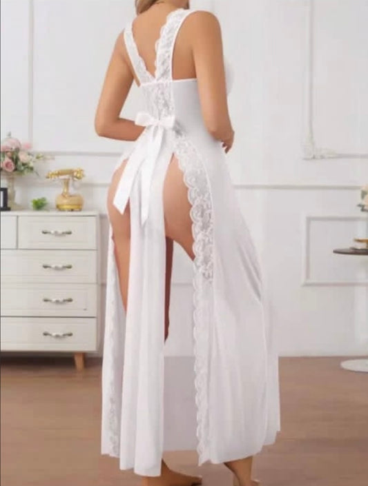 Nuisette Longue en Dentelle à Coupe Arrière Sensuelle