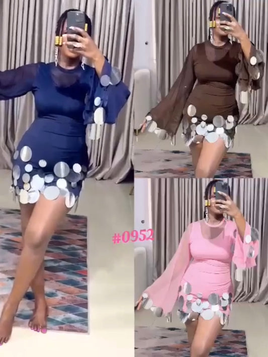 Robe courte fluide à manches évasées avec détails décoratifs