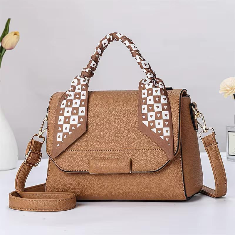 Sac à Main Élégant en Cuir Grainé avec Foulard à Cœurs – Chic & Polyvalent