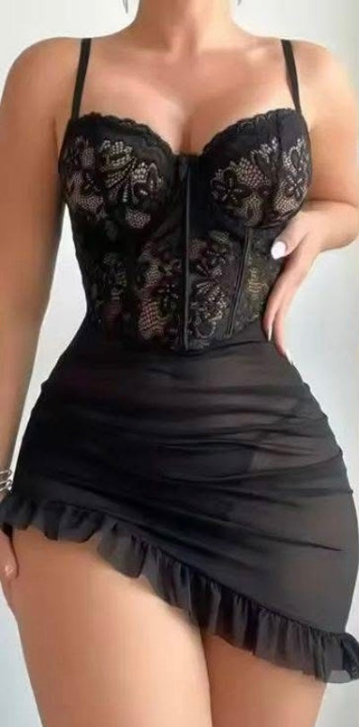 Nuisette en dentelle transparente avec détails volantés