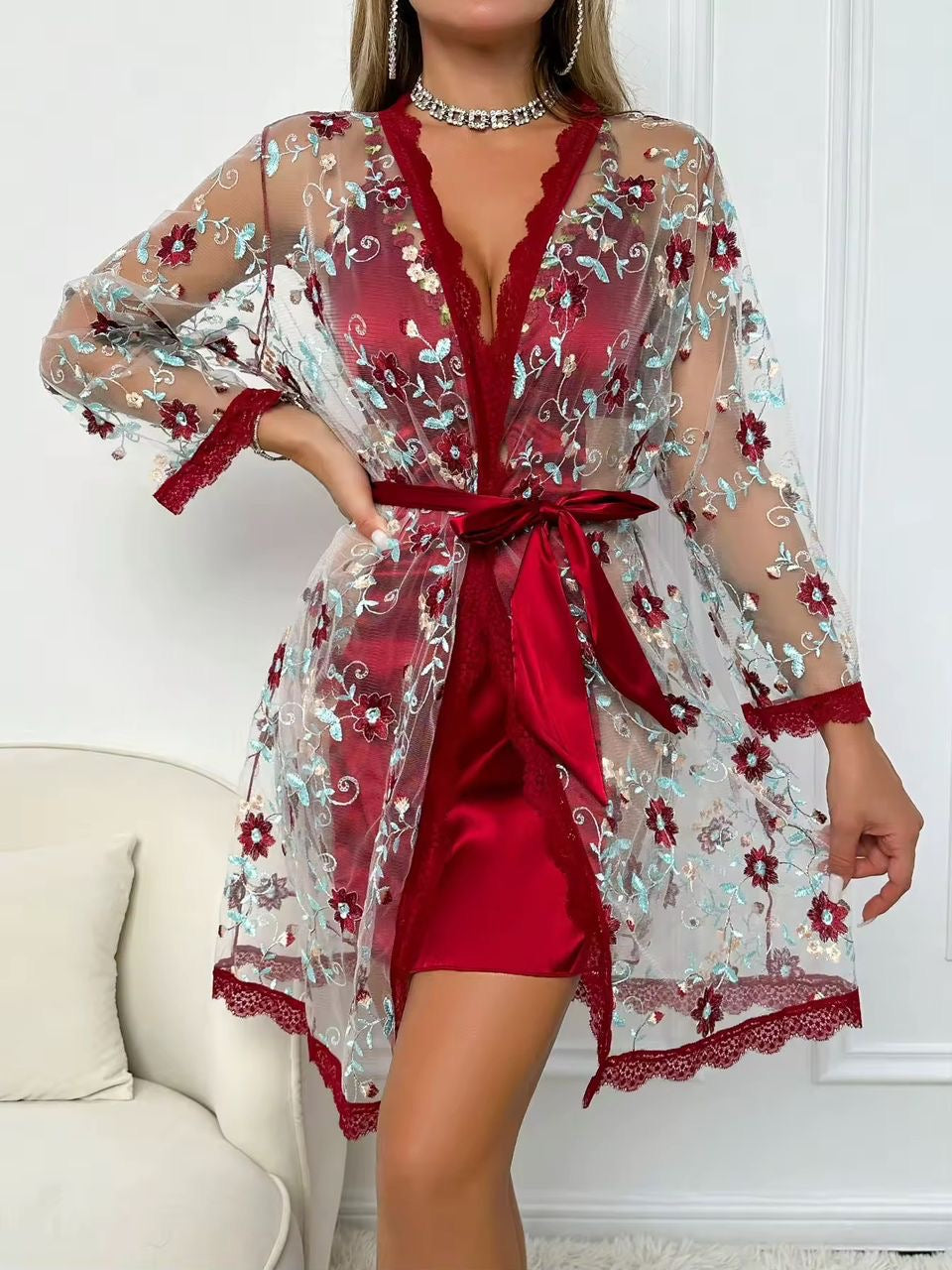 Nuisette satin et dentelle florale – élégance et sensualité