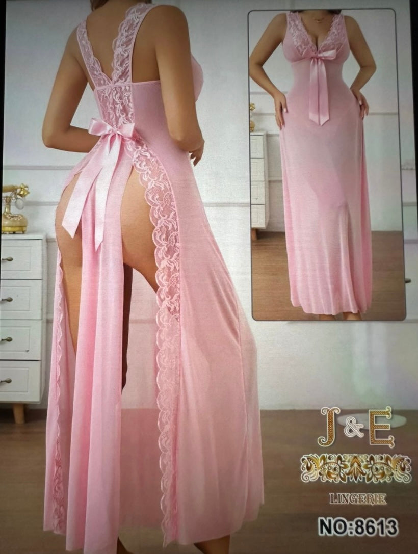 Nuisette Longue en Dentelle à Coupe Arrière Sensuelle