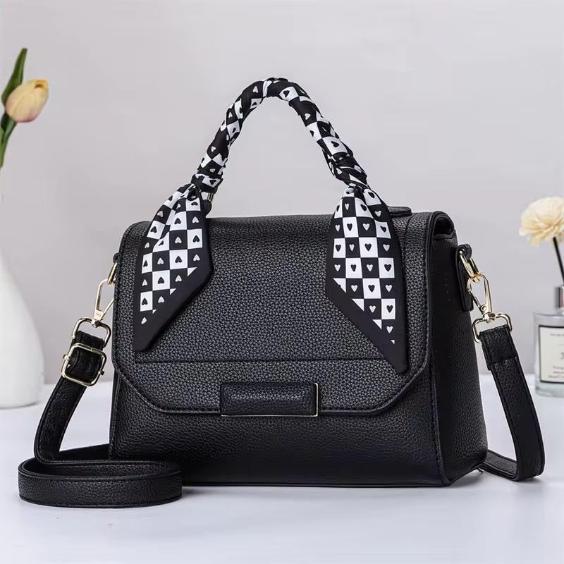 Sac à Main Élégant en Cuir Grainé avec Foulard à Cœurs – Chic & Polyvalent