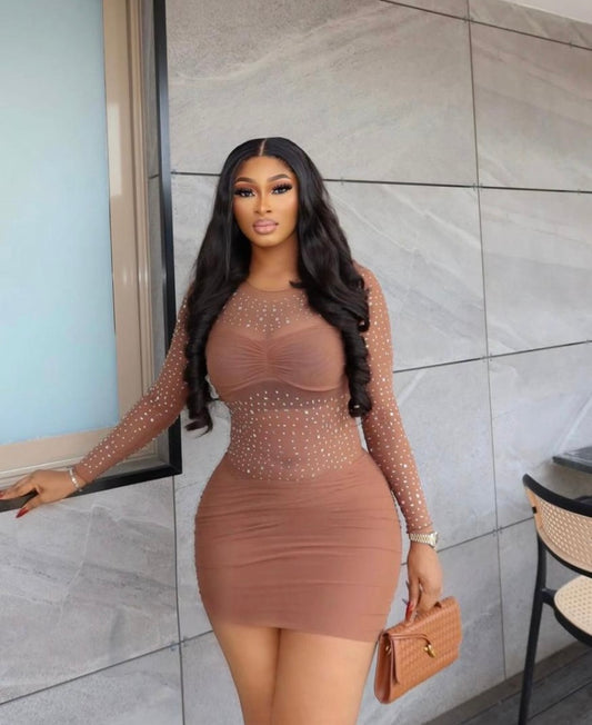 Robe Courte Élégance Perles – Coupe Sculptante