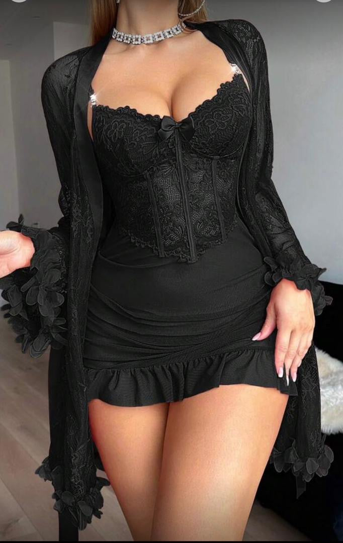 Nuisette en dentelle transparente avec détails volantés