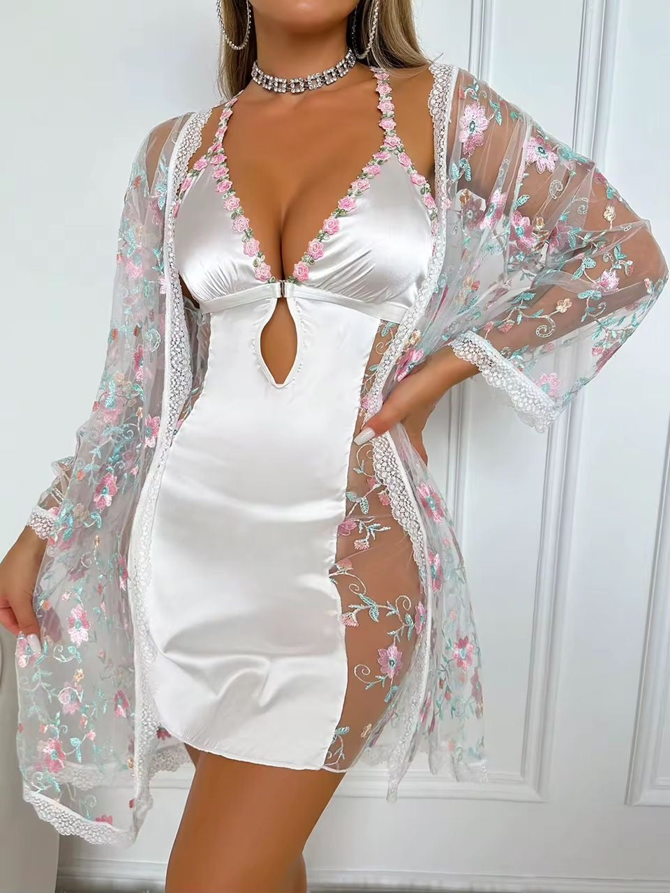 Nuisette satin et dentelle florale – élégance et sensualité