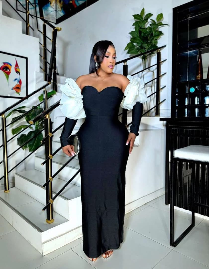 Robe longue de soirée moulante avec manches décoratives florales